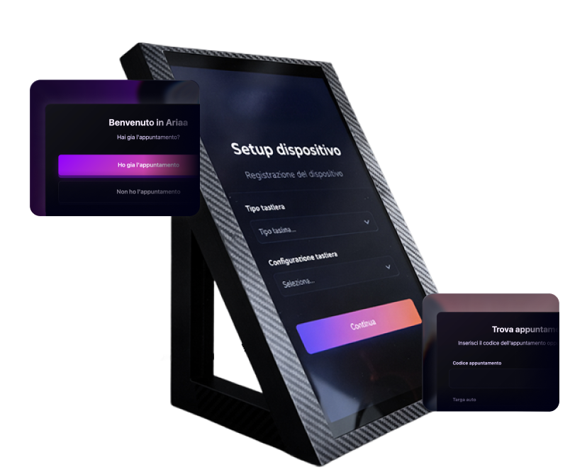 Totem di accettazione Ariaa con schermata di setup dispositivo, affiancato da dettagli dell'interfaccia di benvenuto e ricerca appuntamento